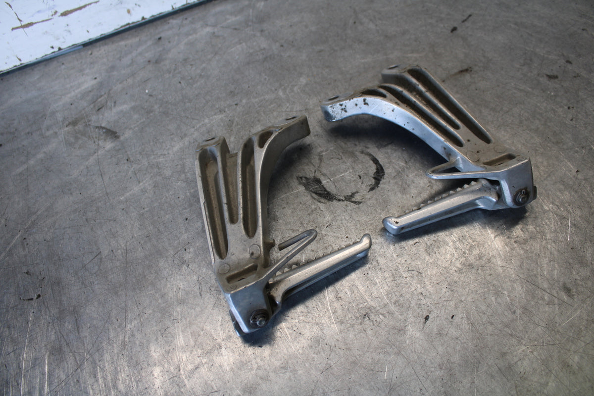 03-04 HONDA CBR600RR REAR BACK PASSENGER PEG SET PAIR BB661