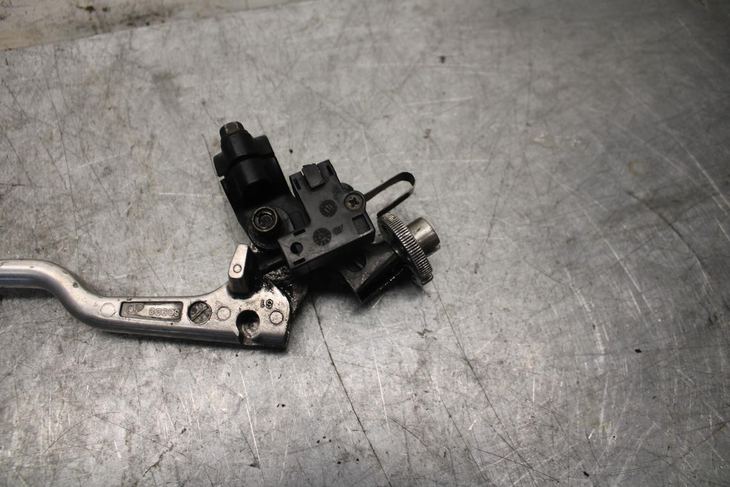 2001 Suzuki GSXR1000 CLUTCH PERCH MOUNT WITH LEVER  57500-40F11 BB52