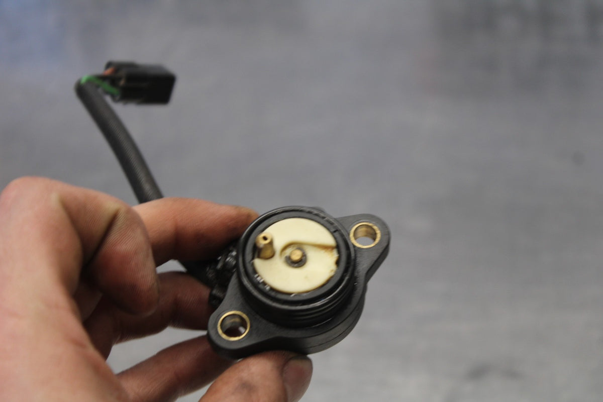 15 TRIUMPH TIGER 800 ENGINE MOTOR GEAR POSTION SENSOR BB873