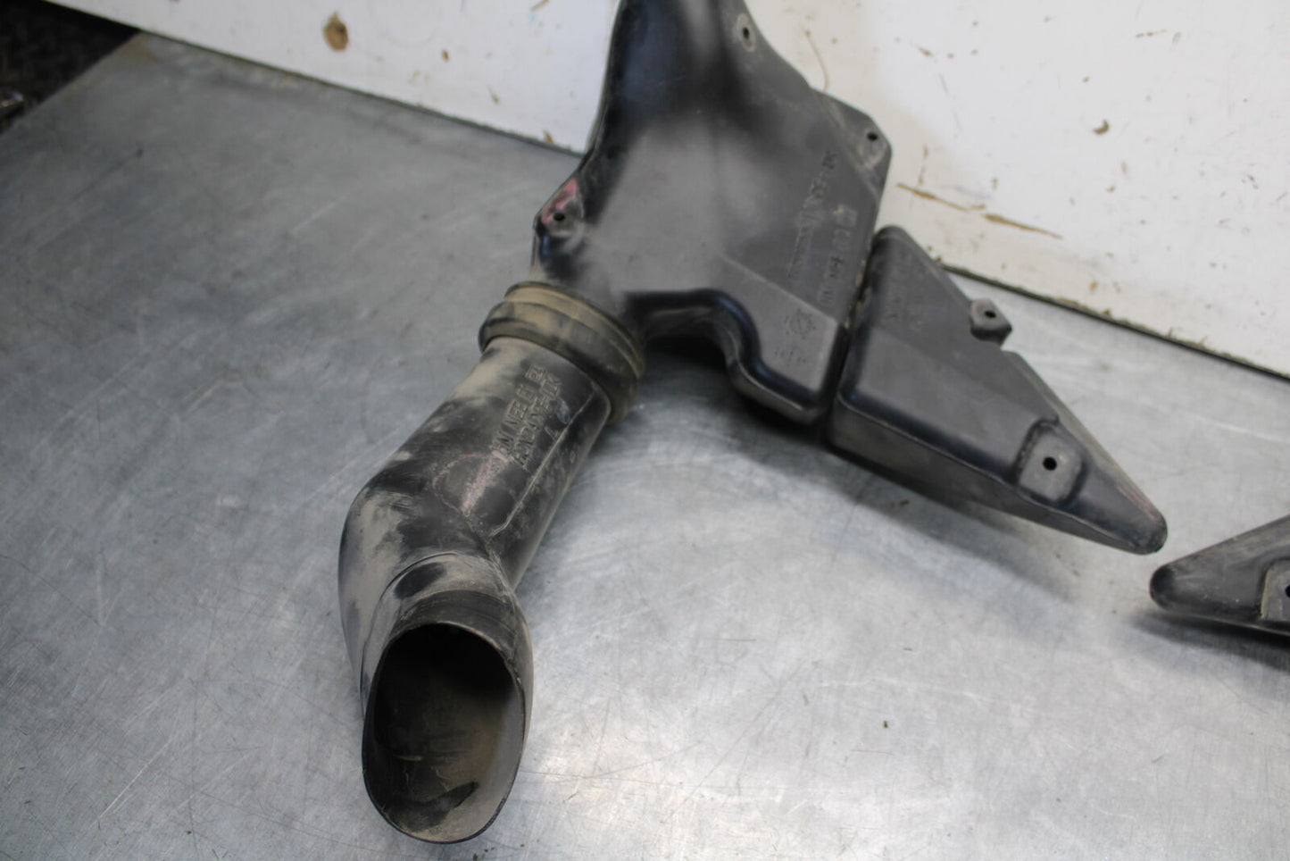 05-06 HONDA CBR600RR RIGHT LEFT INTAKE DUCTS 64330-MEE-A00 64335-MEE-940 BB655 