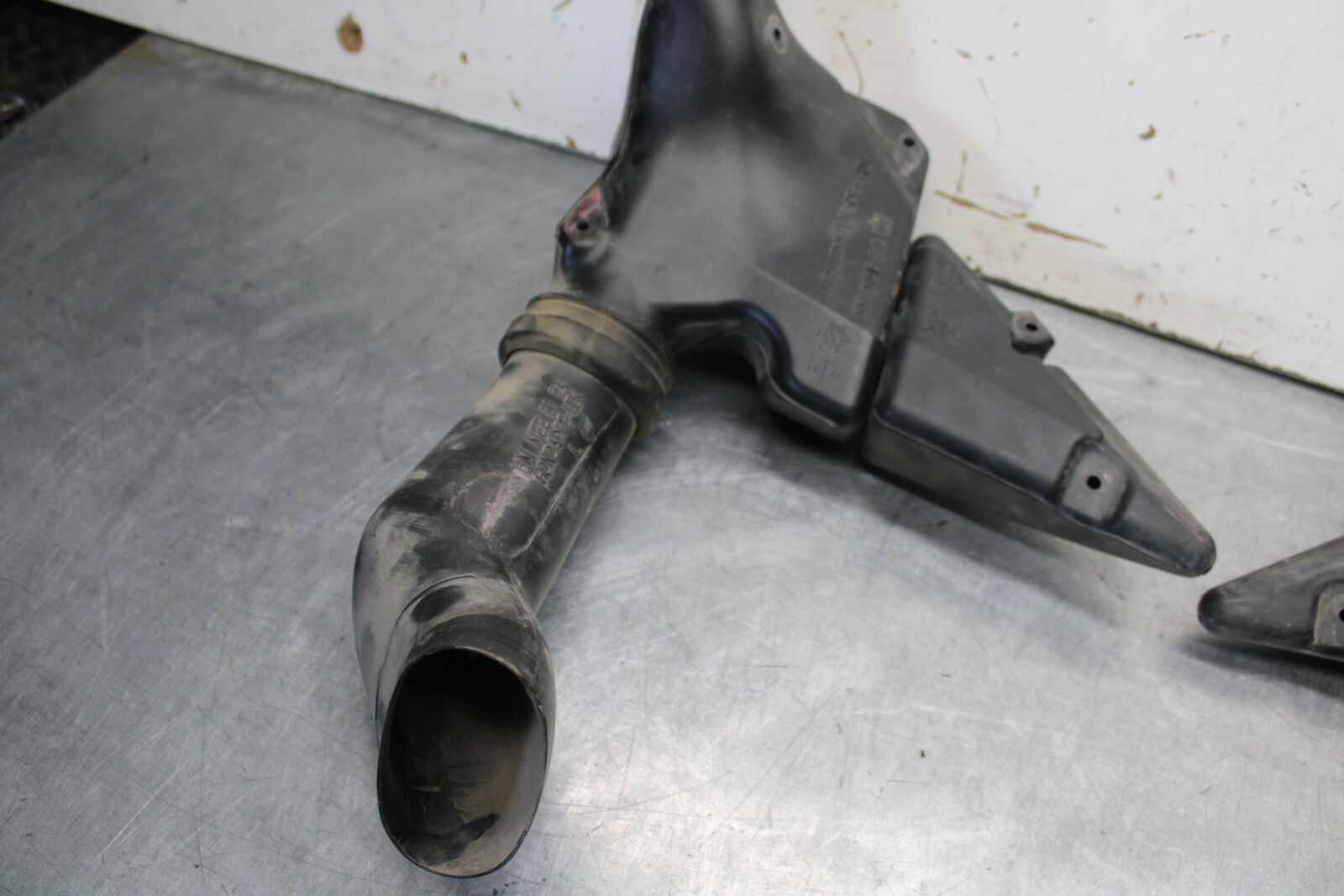 05-06 HONDA CBR600RR RIGHT LEFT INTAKE DUCTS 64330-MEE-A00 64335-MEE-940 BB655 