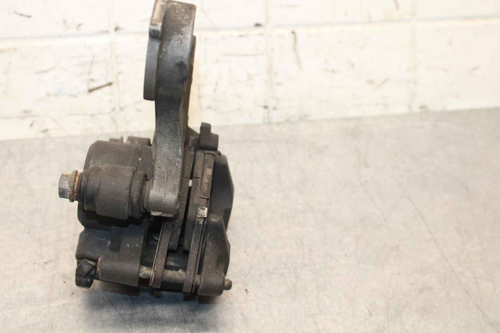 2005 Yamaha YZF R6 REAR BRAKE CALIPER W MOUNT BRACKET 5SL-2580W-00-00 BB62