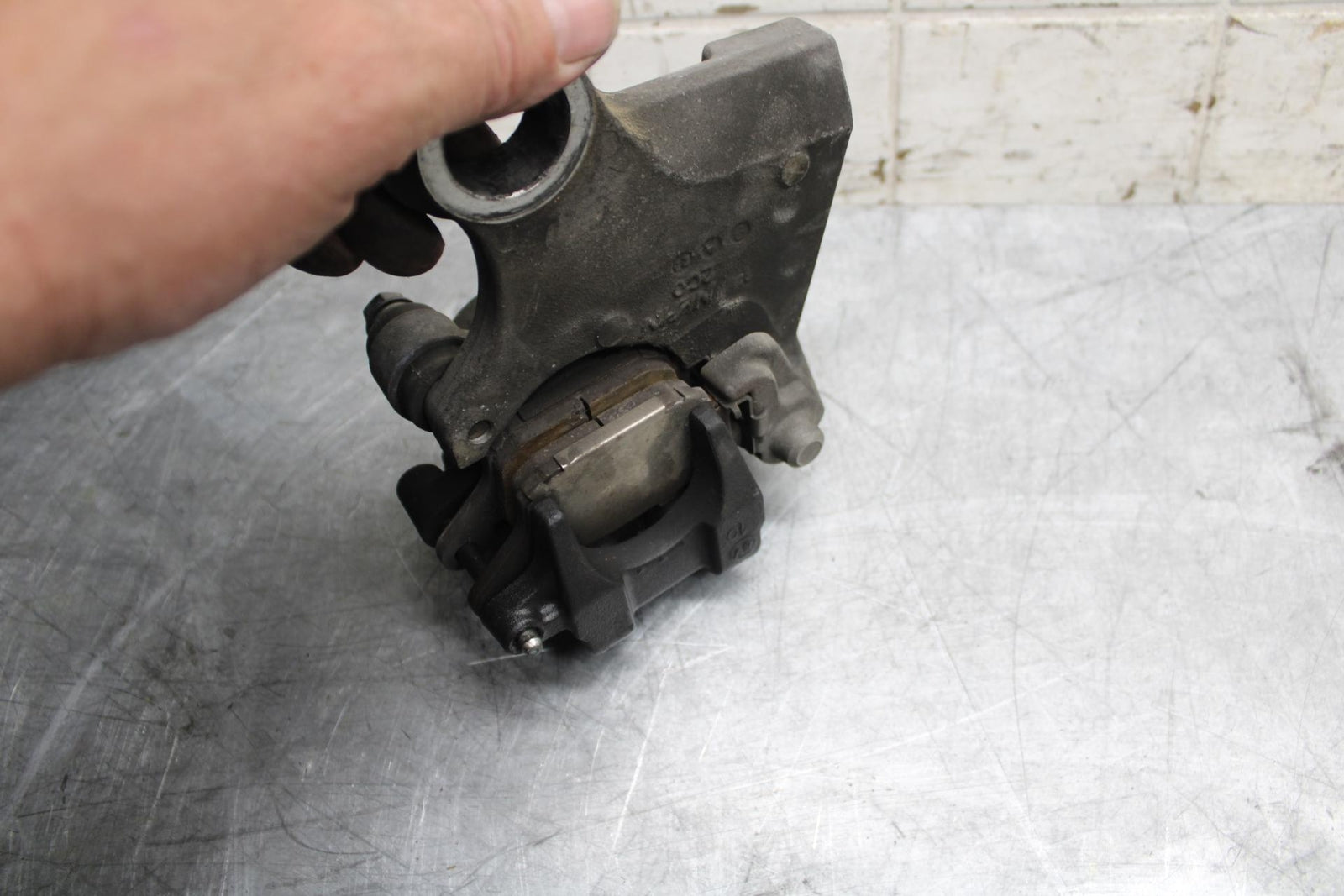 2009 Yamaha YZF R6 REAR BACK BRAKE CALIPER W MOUNT BRACKET 2C0-2580W-00-00 BB532