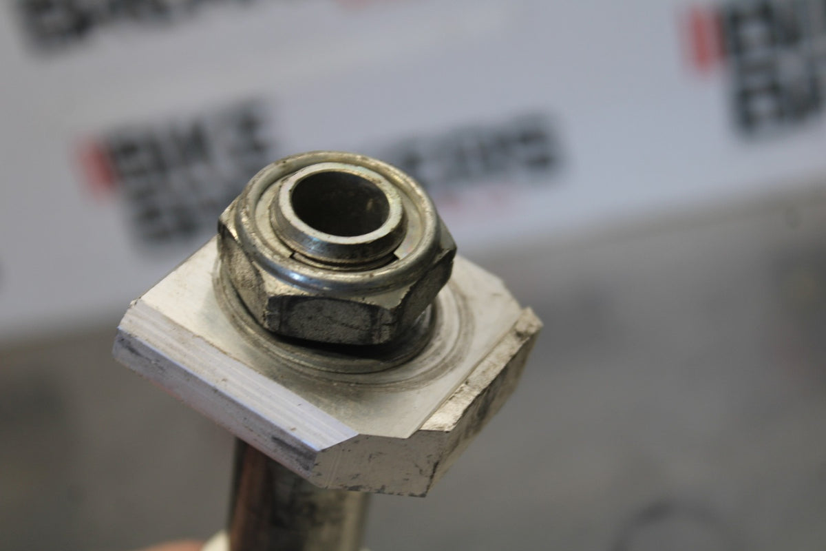 18 SUZUKI GSXR750 REAR AXLE BACK WHEEL RIM PIVOT BOLT AXEL BB891