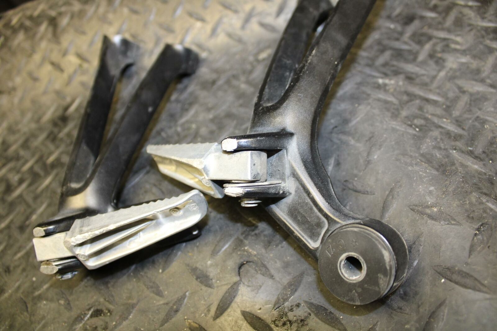 10 SUZUKI GSXR750 REAR BACK PASSENGER PEG SET PAIR bb190