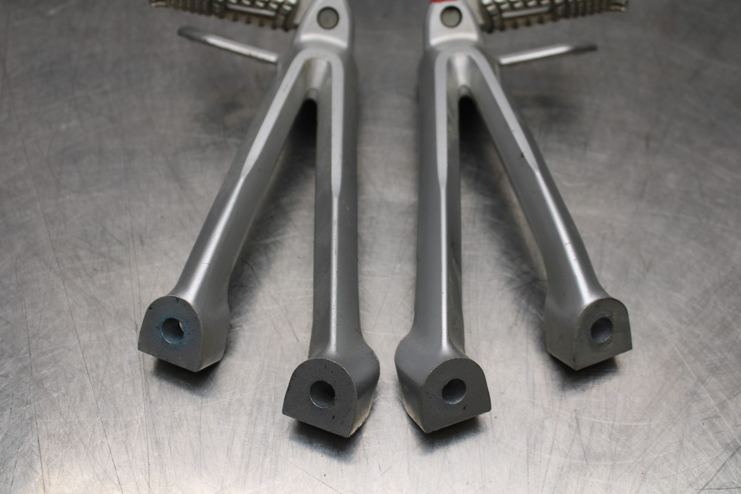 06-07 SUZUKI GSXR 600 REAR BACK PASSENGER PEG SET PAIR BB178