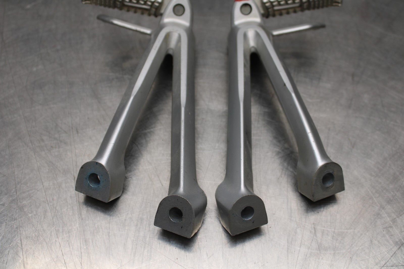 06-07 SUZUKI GSXR 600 REAR BACK PASSENGER PEG SET PAIR BB178