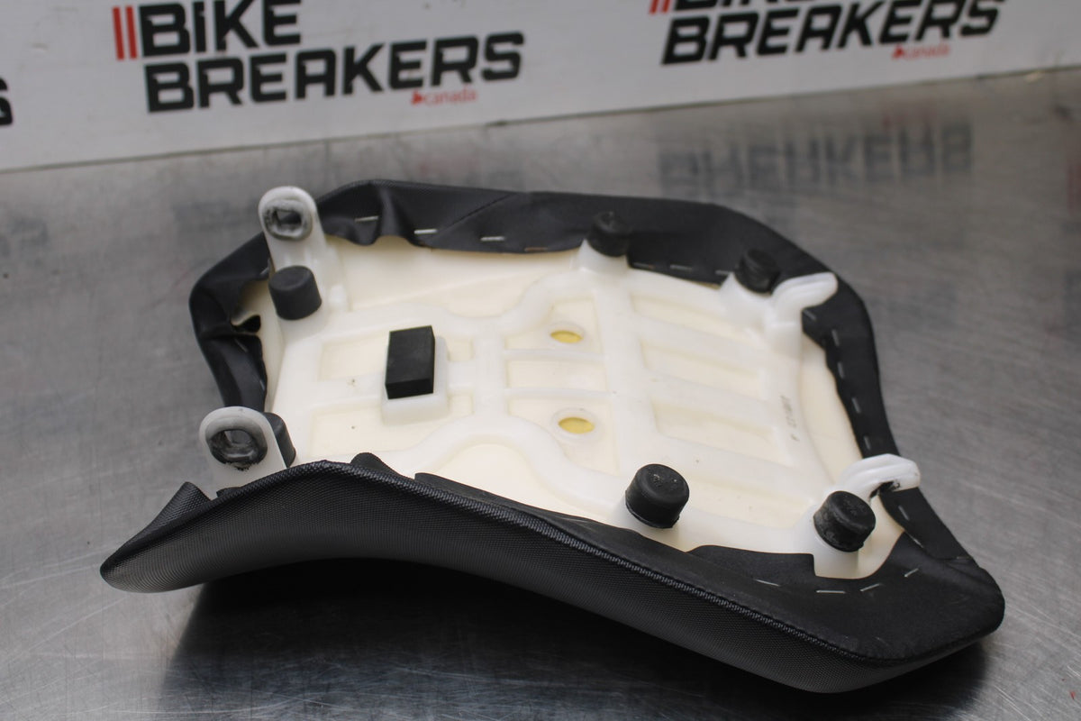 11-25 SUZUKI GSXR 600  FRONT DRIVERS SEAT PAD SADDLE PILLION BB830