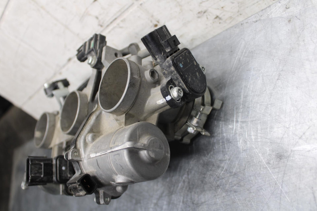 2016 Yamaha XSR900 ABS MAIN FUEL INJECTORS / THROTTLE BODIES BB516