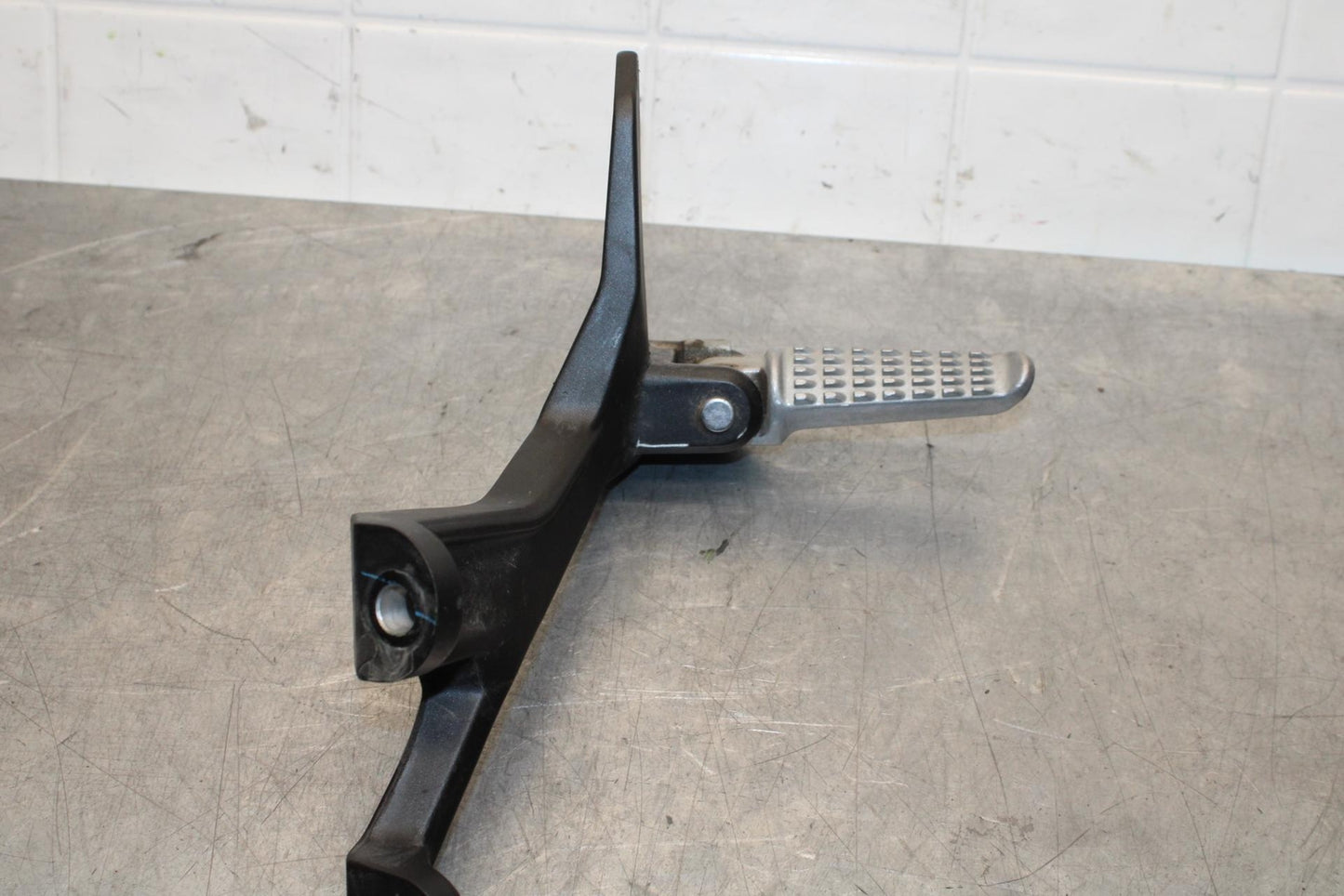 19-22 KAWASAKI Z400 LEFT REAR BACK PASSENGER PEG BB586