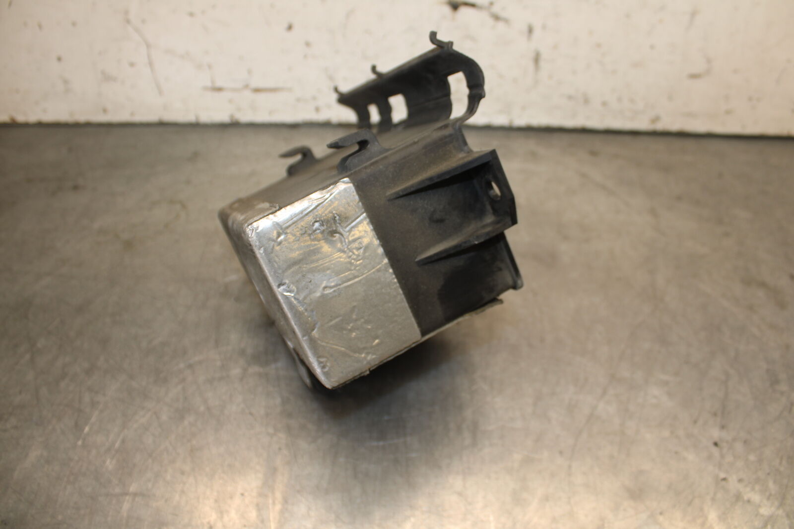 05-06 YAMAHA ROAD STAR XV1700A BATTERY TRAY BOX HOLDER BB703