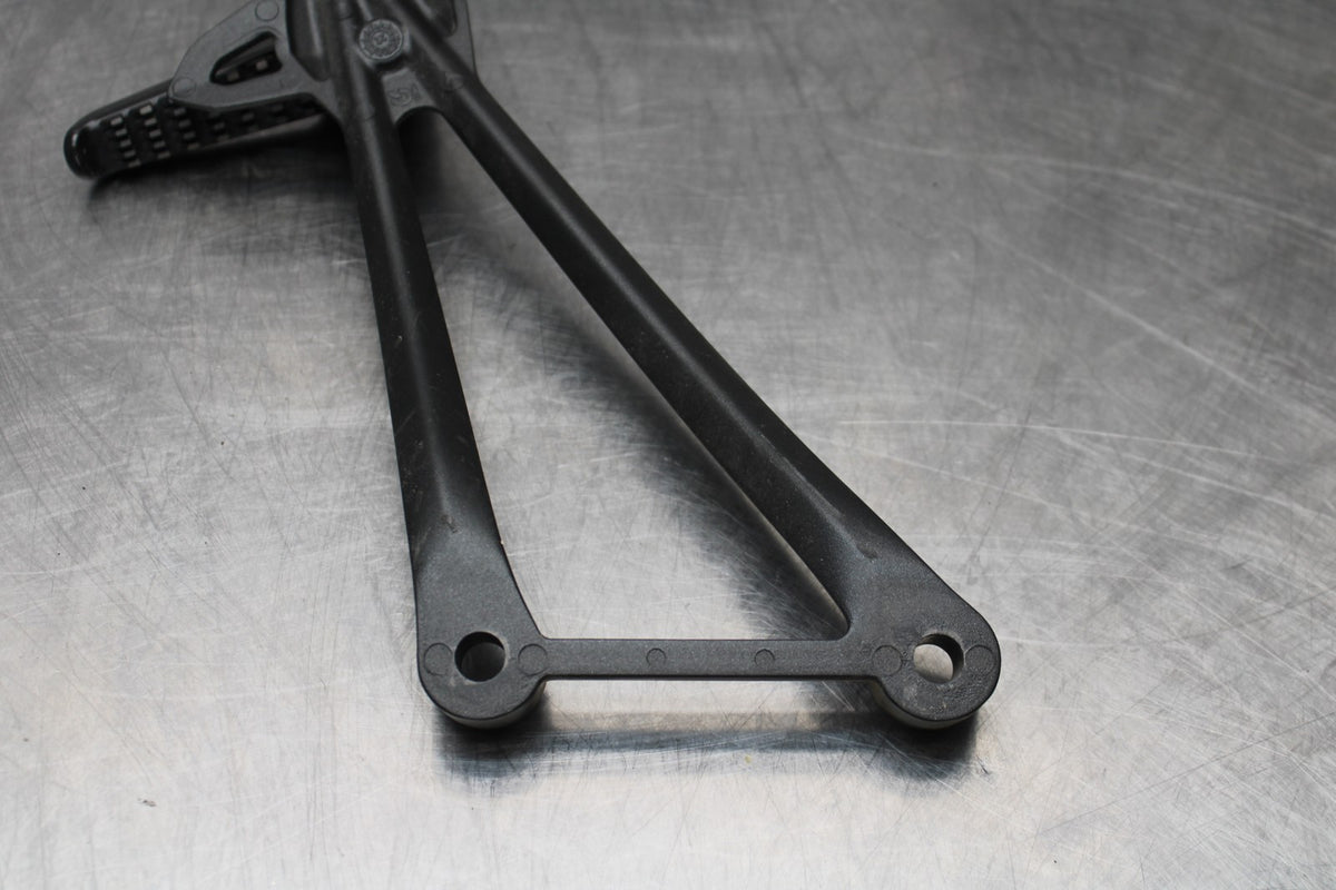 21-23 KAWASAKI NINJA ZX6R RIGHT REAR BACK PASSENGER PEG BB179