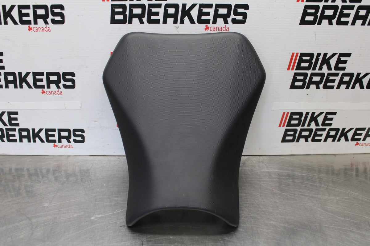 15-26 SUZUKI GSXR600 FRONT DRIVERS SEAT PAD SADDLE PILLION BB888