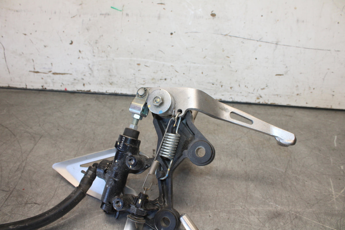 19-22 KAWASAKI Z400 RIGHT LEFT REARSETS REAR SET DRIVER FOOT PEGS  BB708