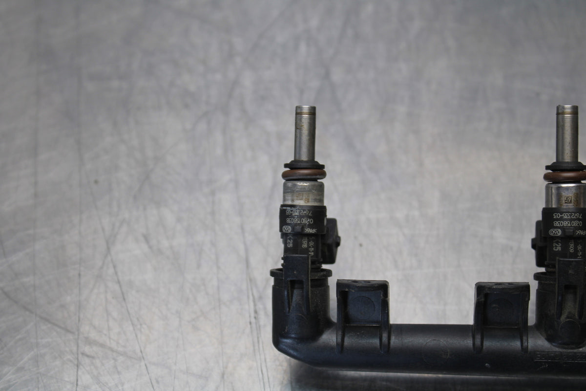 10-11 BMW S1000RR SECONDARY FUEL INJECTORS TOP AIRBOX GAS RAIL BB168