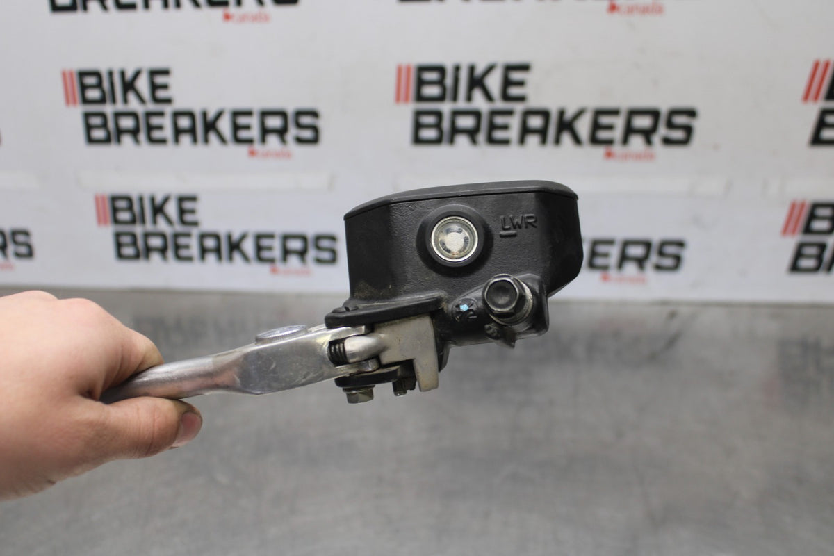 25 KAWASAKI Z900 FRONT BRAKE MASTER CYLINDER w/ LEVER BB928