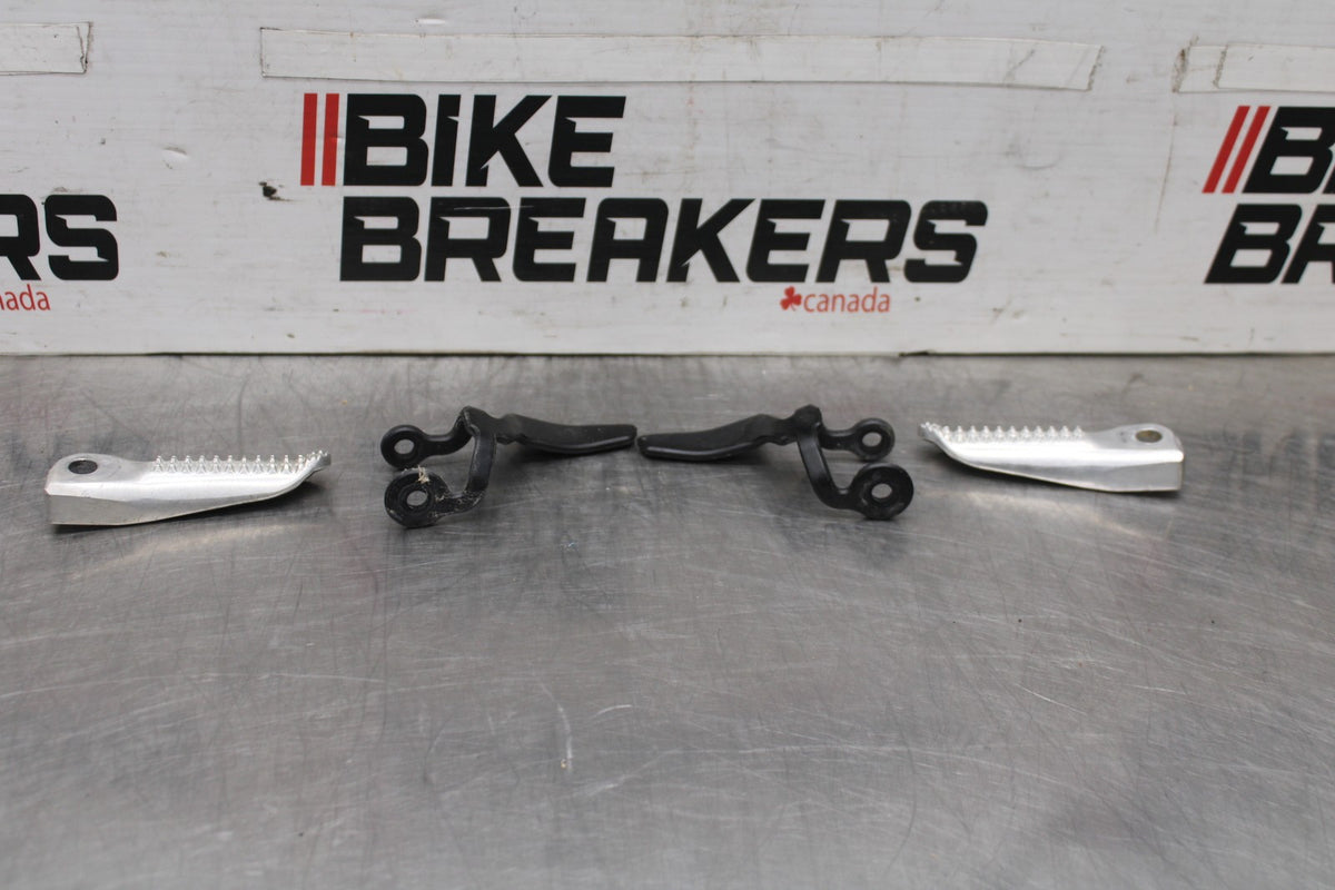 22-25 YAMAHA YZF R7 REAR BACK PASSENGER PEG SET PAIR BB940