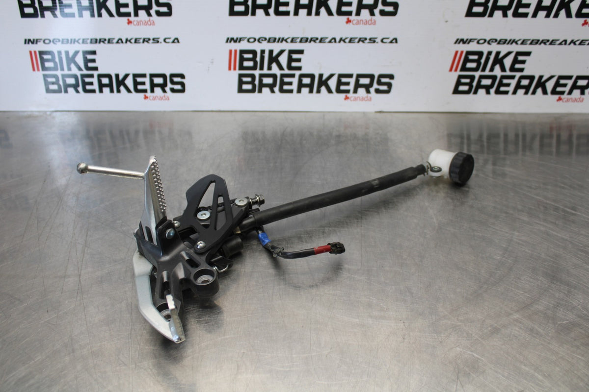 22-25 YAMAHA YZF R7 RIGHT REARSET REAR SET DRIVER FOOT PEG REST STOP BB176