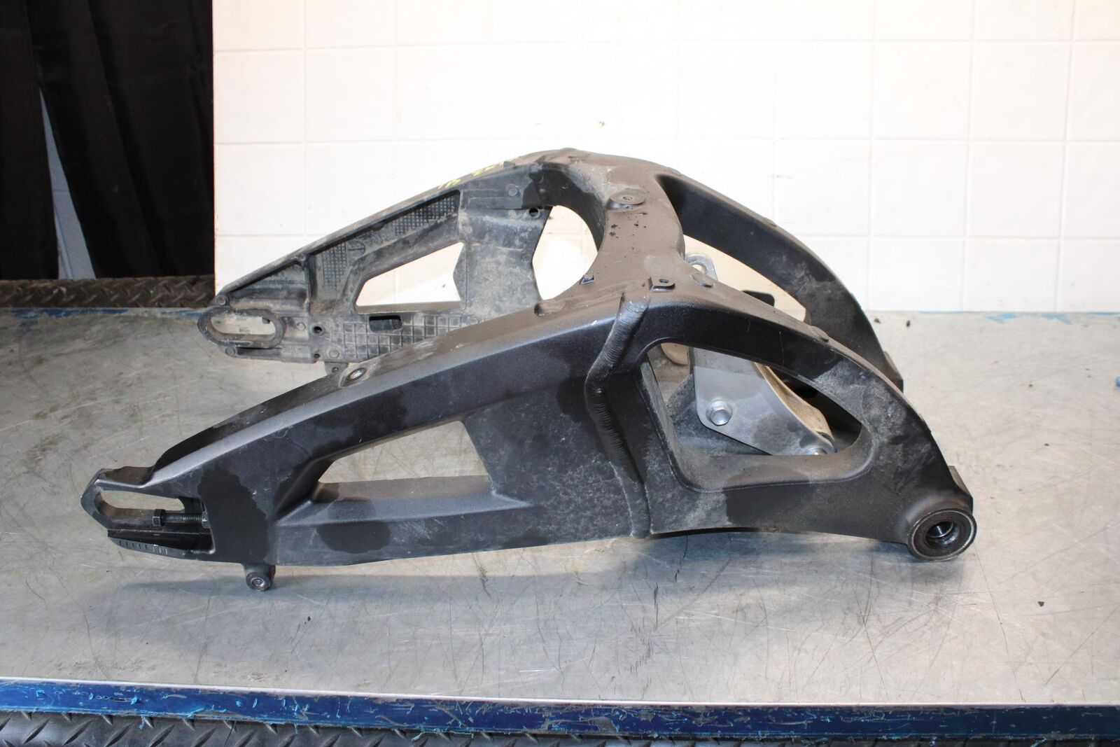 11-15 KAWASAKI ZX1000R REAR SWINGARM BACK SUSPENSION SWING ARM BB445