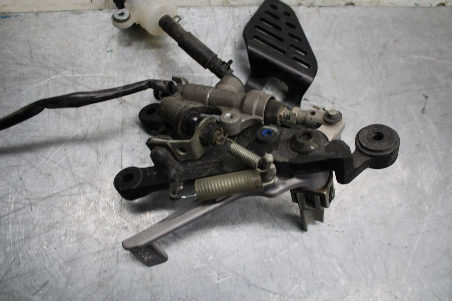 08-16 YAMAHA YZF R6 RIGHT REARSET REAR SET DRIVER FOOT PEG REST STOP BB451