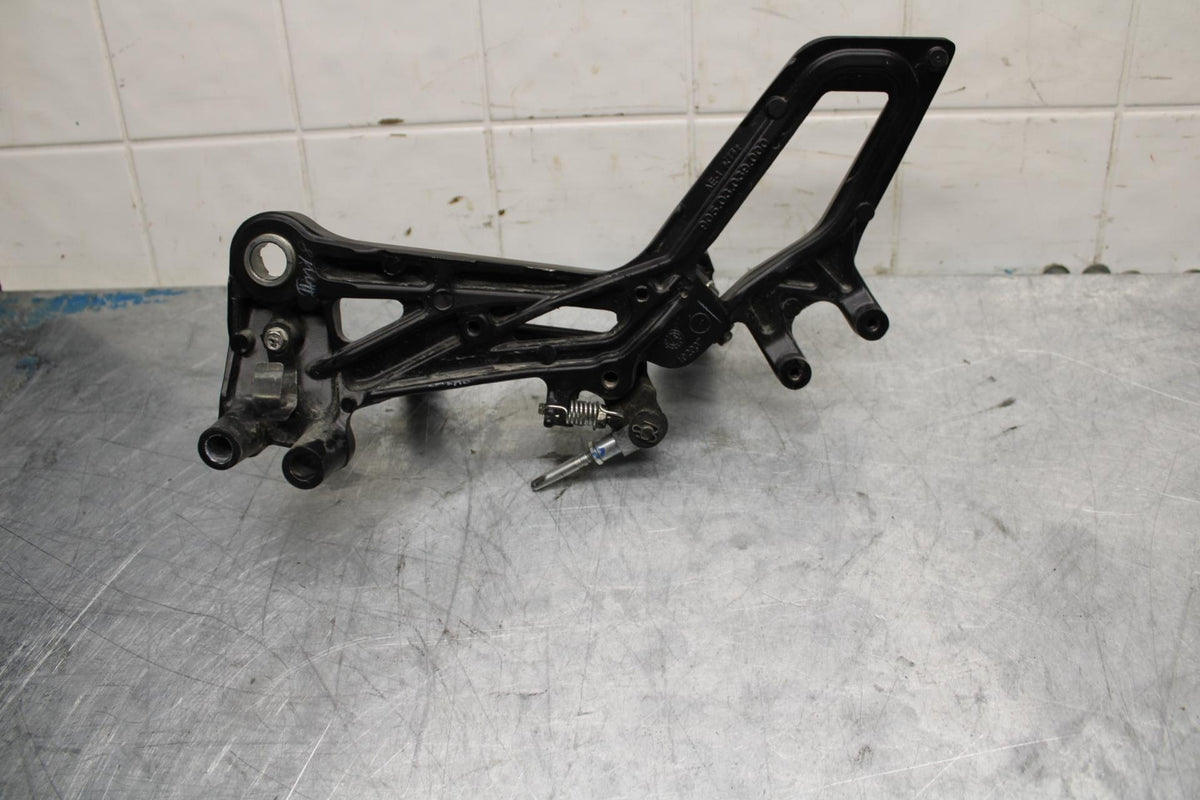 18 KTM RC 390 RIGHT REARSET REAR SET DRIVER FOOT PEG REST STOP BB442