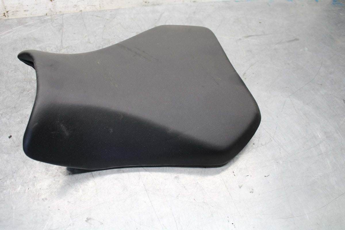 2017 Suzuki GSXR600 FRONT DRIVERS SEAT  SADDLE PILLION 45100-14J10-DW2 #B BB527