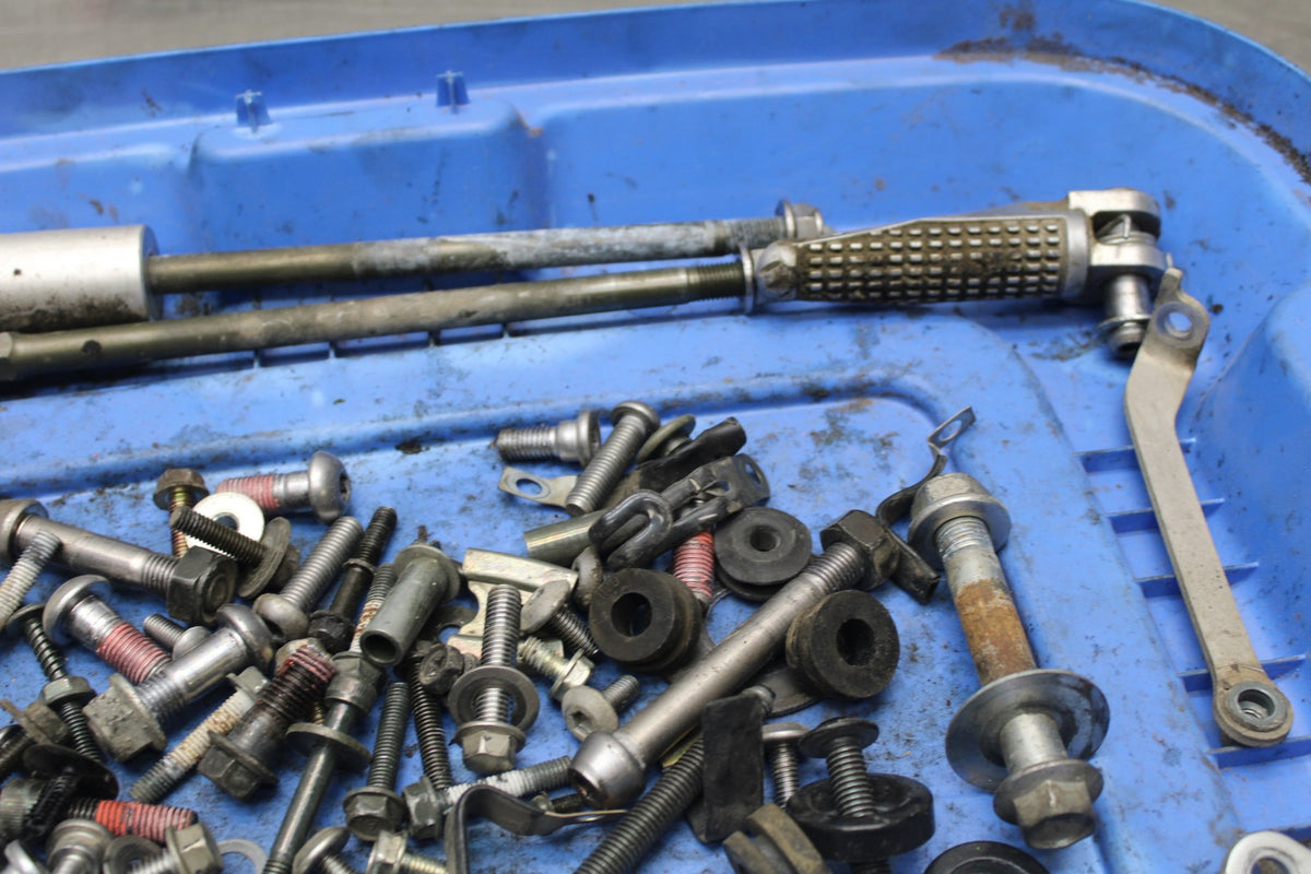 05-06 KAWASAKI NINJA ZX6R LEFTOVER MOUNTING BOLTS HARDWARE SCREWS BB877