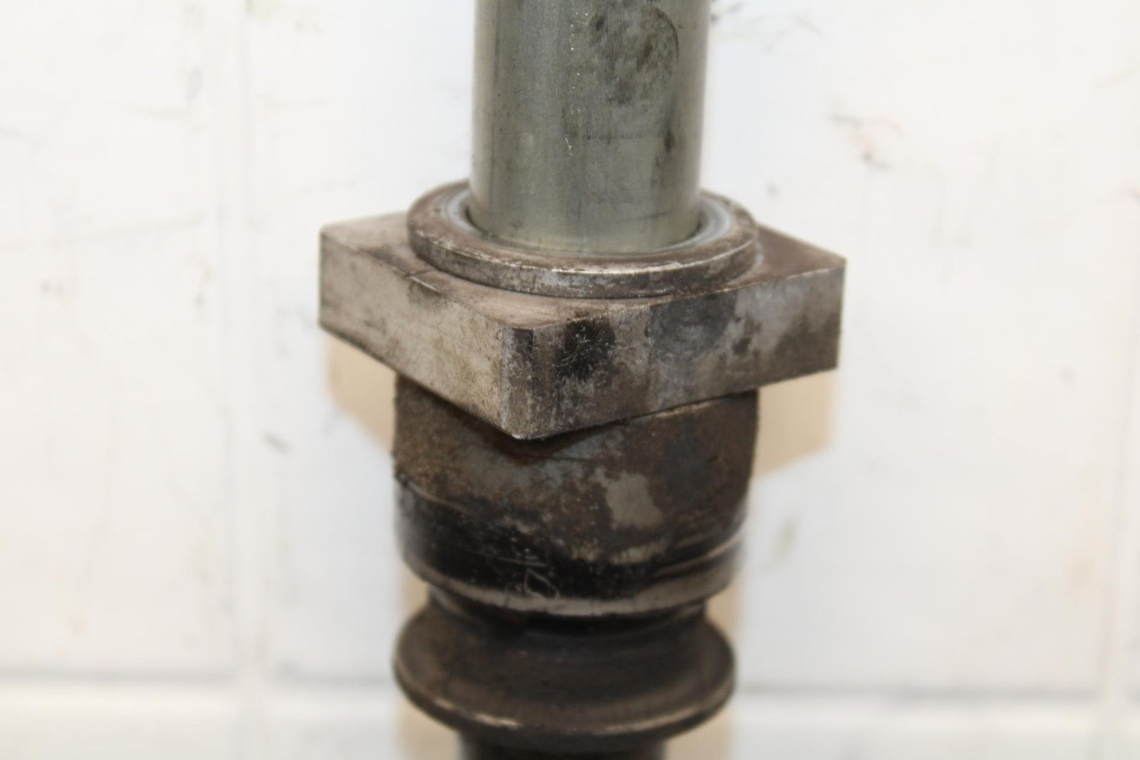 2011 Kawasaki Ninja ZX6R ZX600R REAR AXLE BACK WHEEL RIM PIVOT BOLT AXEL BB587