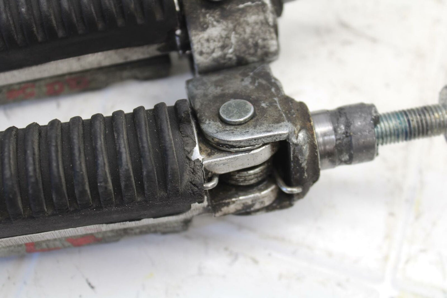 06-07 SUZUKI BANDIT 1200S ABS FRONT FOOT RESTS PEGS STEPS SET PAIR BB21