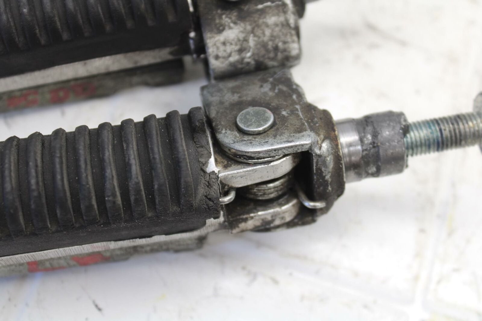 06-07 SUZUKI BANDIT 1200S ABS FRONT FOOT RESTS PEGS STEPS SET PAIR BB21