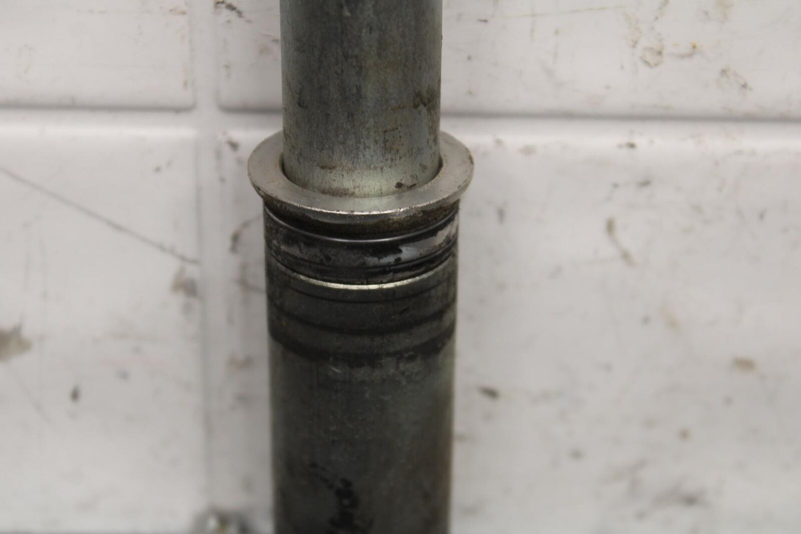 2015 Suzuki GSXR750 FRONT WHEEL RIM AXLE PIVOT BOLT 54711-14J00 BB595