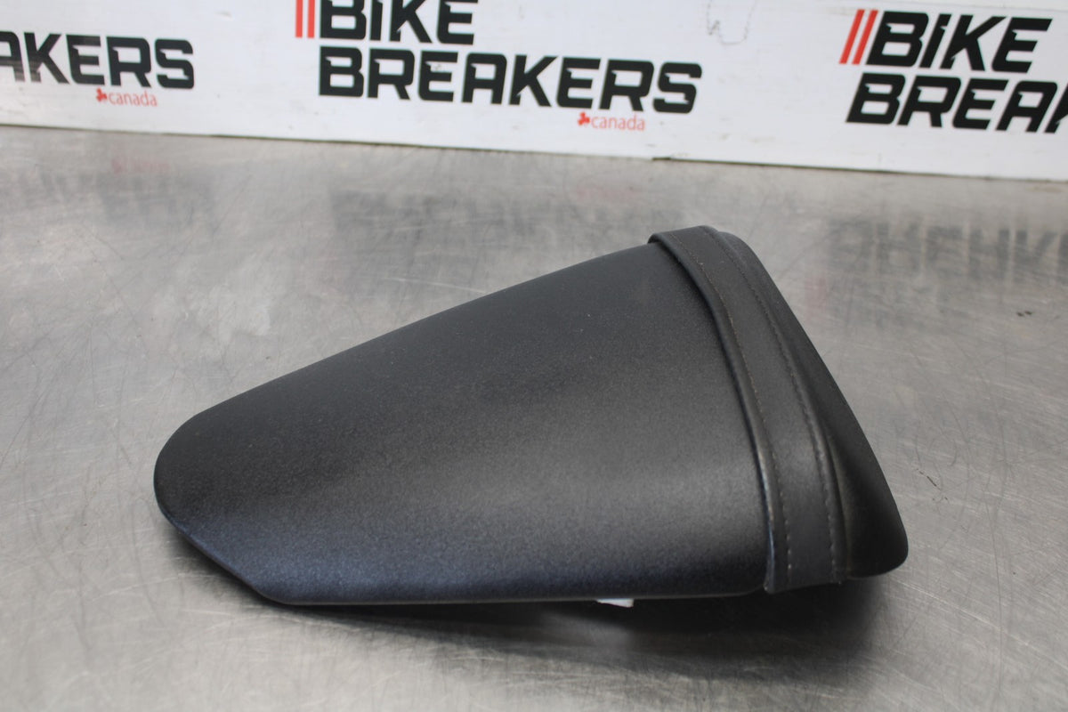 13-18 KAWASAKI NINJA ZX6R REAR BACK PASSENGER TANDEM SEAT PAD SADDLE BB908