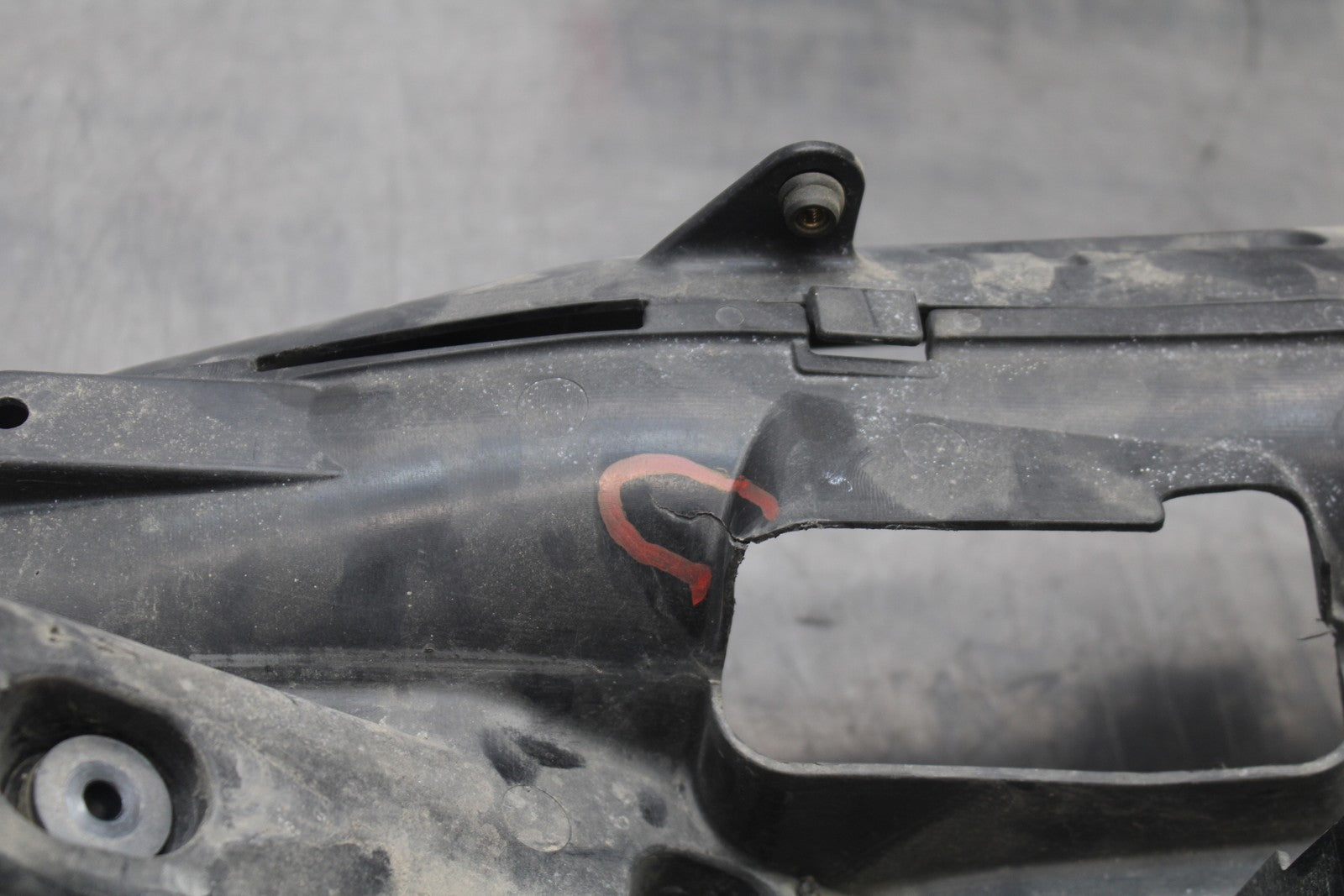 07-08 KAWASAKI NINJA ZX6R REAR BACK TAIL UNDERTAIL BATTERY TRAY PLASTIC BB203