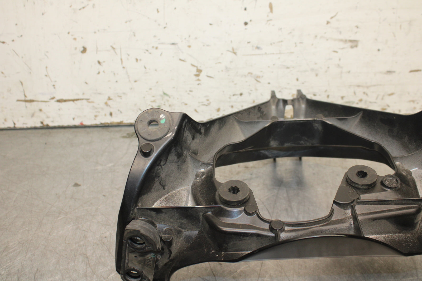 06-07 SUZUKI GSXR750 OEM UPPER FAIRING MIRROR GAUGES STAY BRACKET BB110