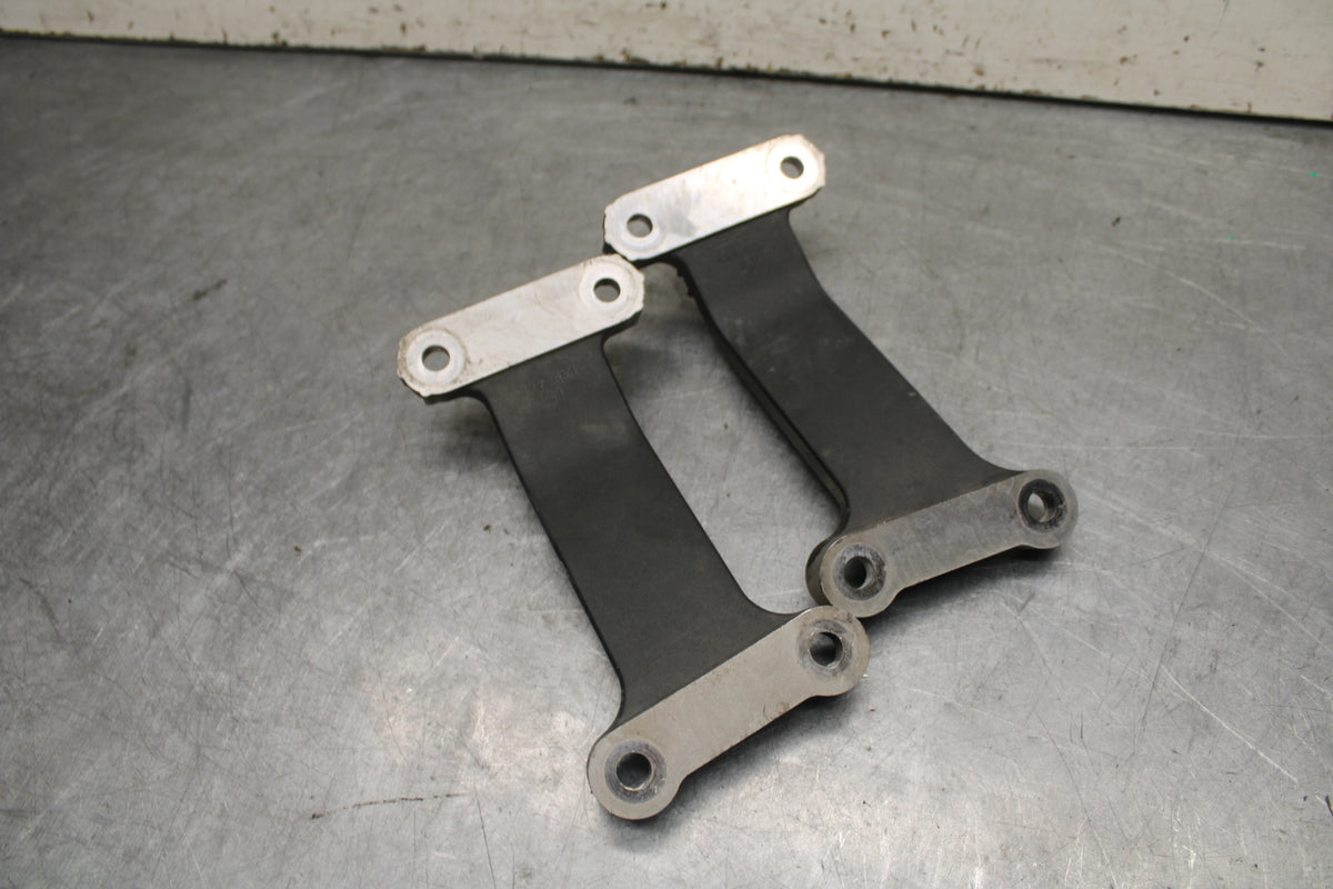 05-06 YAMAHA ROYAL STAR REAR PASSENGER FOOT STEP MOUNT BRACKET BB697