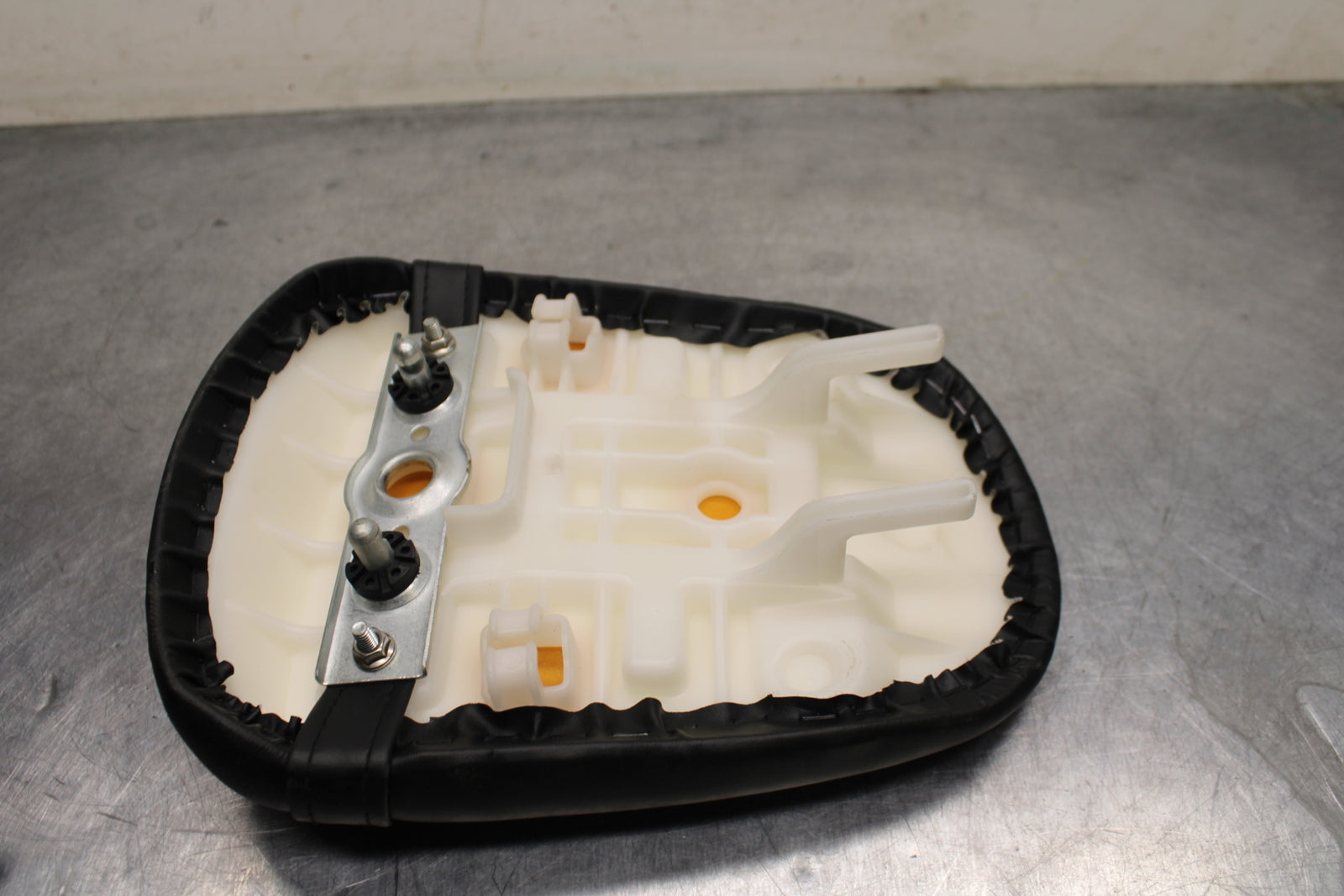 09 SUZUKI GSXR600 REAR BACK PASSENGER TANDEM SEAT PAD SADDLE PILLION BB759
