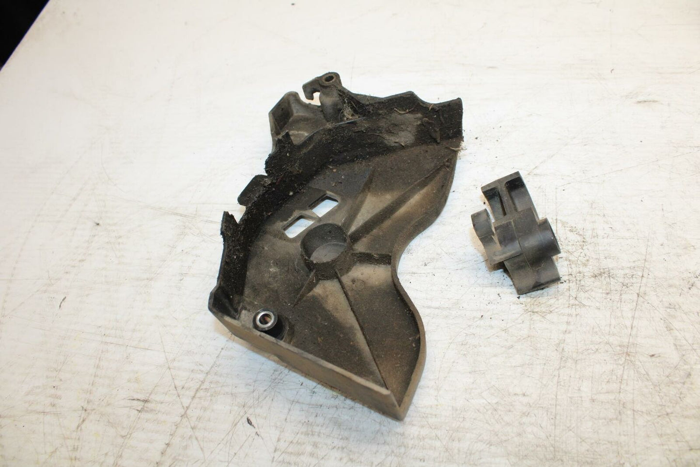 15-17 YAMAHA YZF R3 ENGINE SPROCKET COVER 1WD-E5418-00-00 BB288