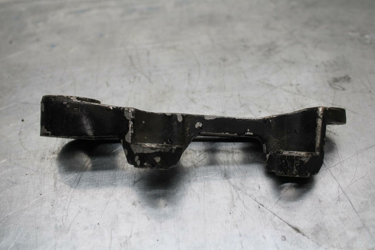 85 YAMAHA RZ500 REAR BRAKE CALIPER HANGER BACK MOUNTING BRACKET BB27 C