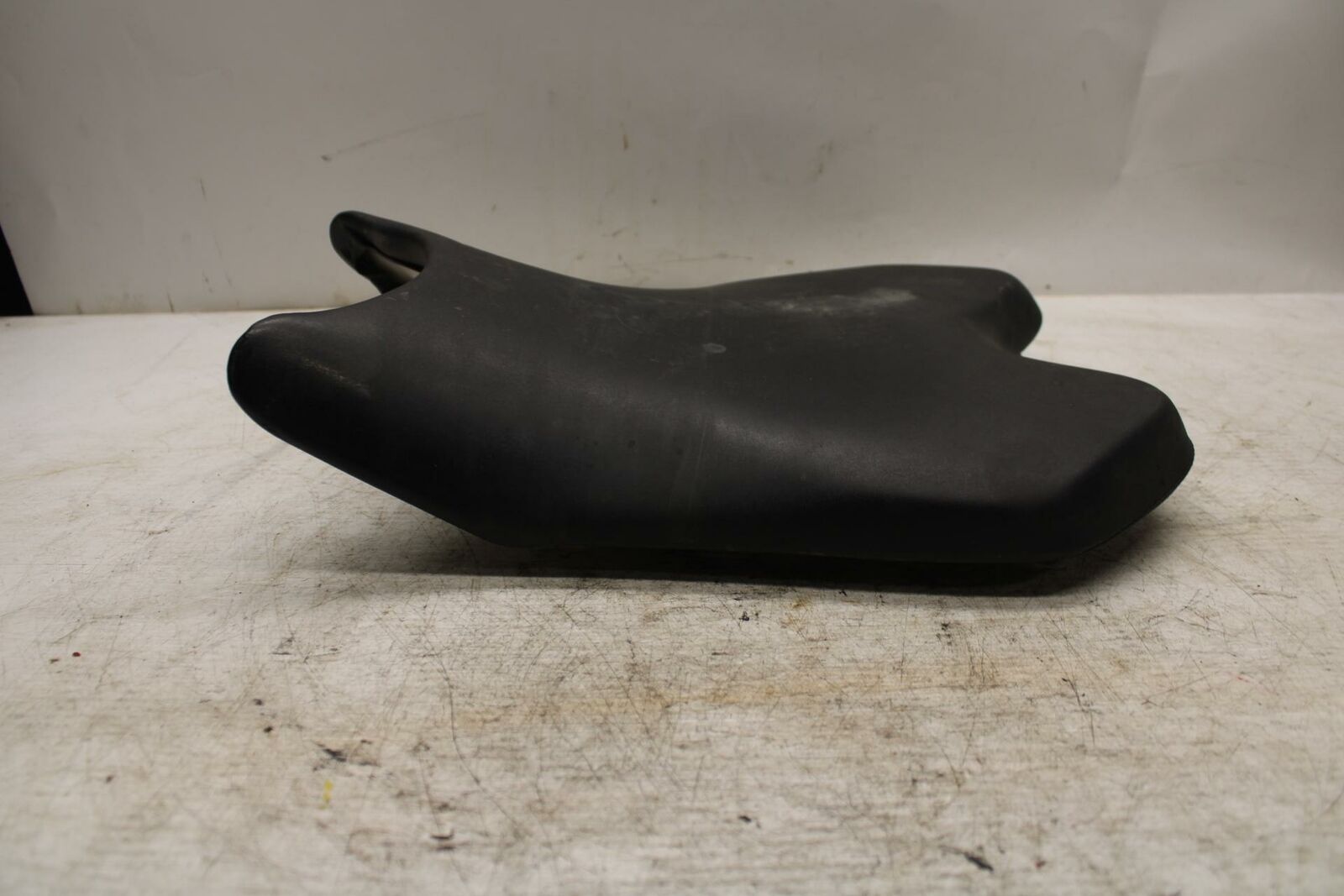 08 YAMAHA YZF R6 2c0 FRONT DRIVERS SEAT PAD SADDLE PILLION BB365