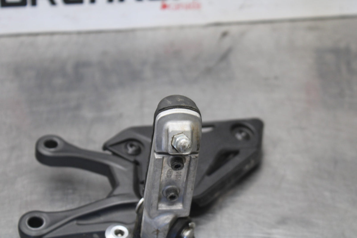 25 KAWASAKI Z900 LEFT REARSET REAR SET DRIVER FOOT PEG REST STOP BB928