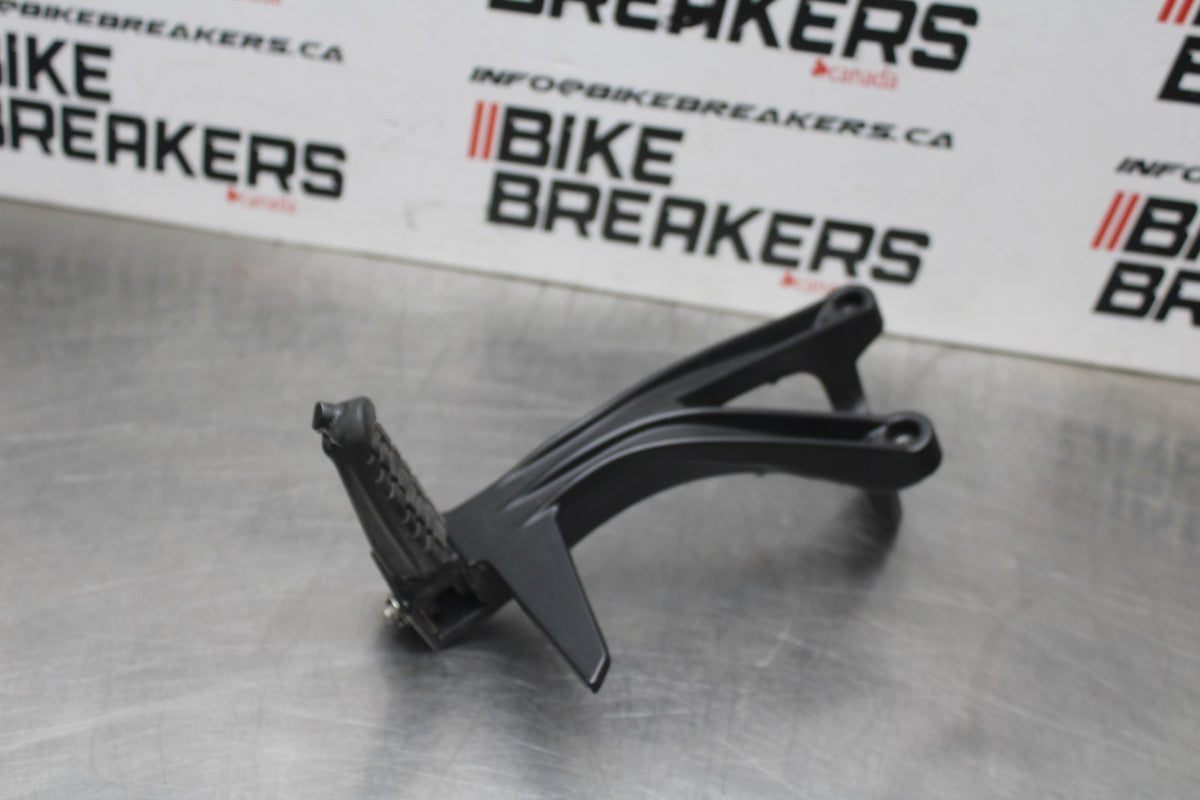 17-21 KTM RC 390 RIGHT REAR BACK PASSENGER PEG BB442