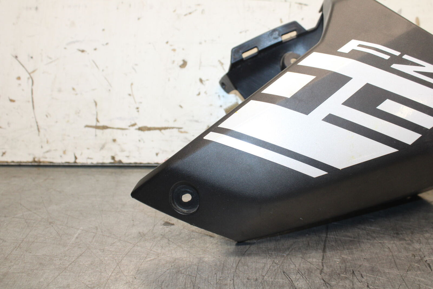 14-17 YAMAHA FZ09 RIGHT FRONT UPPER MID SIDE FAIRING COWL PLASTIC BB111