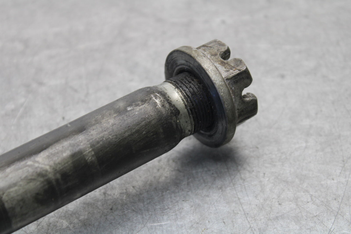 05-06 SUZUKI GSXR1000 REAR AXLE BACK WHEEL RIM PIVOT BOLT AXEL 64711-33E30 BB663