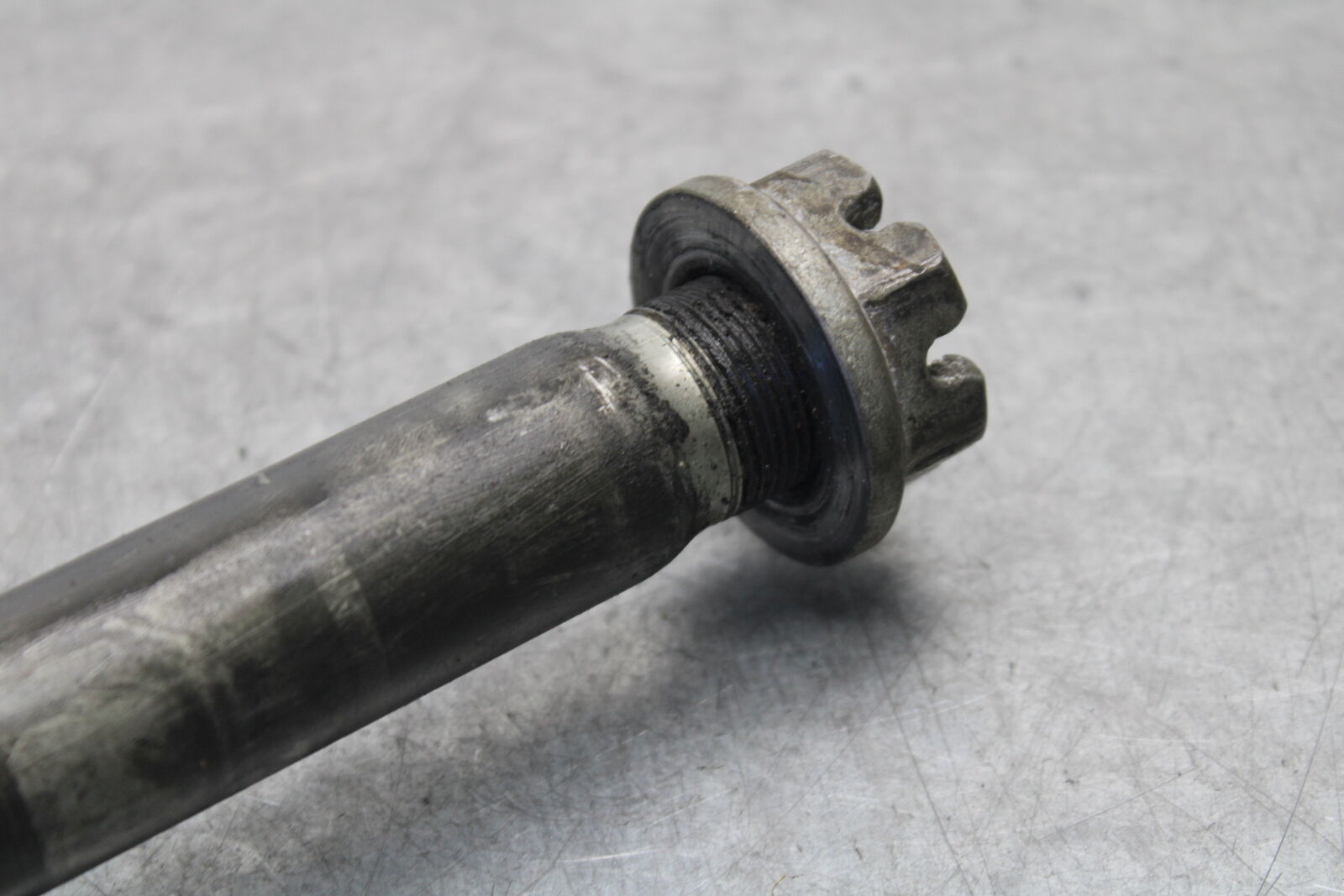 05-06 SUZUKI GSXR1000 REAR AXLE BACK WHEEL RIM PIVOT BOLT AXEL 64711-33E30 BB663