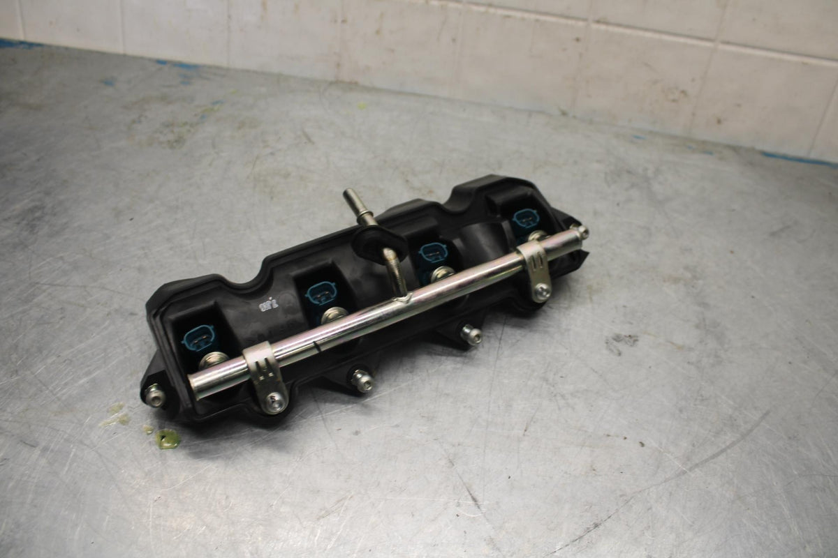 07 YAMAHA YZF R6 2c0 SECONDARY FUEL INJECTORS TOP AIRBOX GAS RAIL BB423
