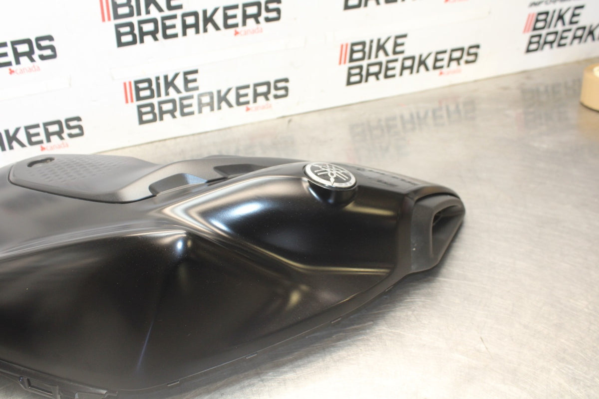 23-24 YAMAHA MT-07 LEFT GAS TANK FUEL CELL COVER FAIRING COWL BB927