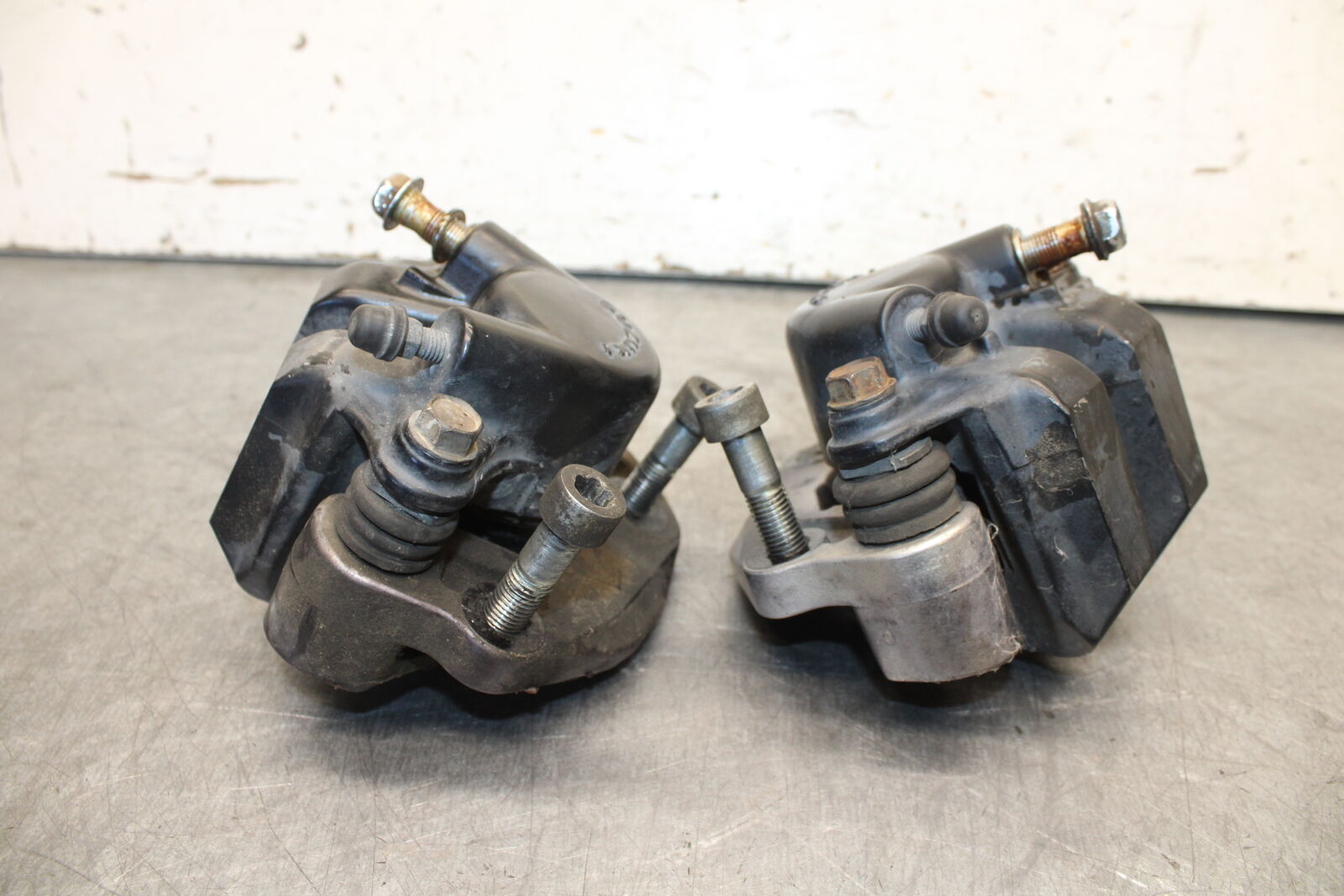85-86 SUZUKI MADURA 1200 RIGHT LEFT FRONT BRAKE CALIPER SET PAIR CALIPERS  BB691