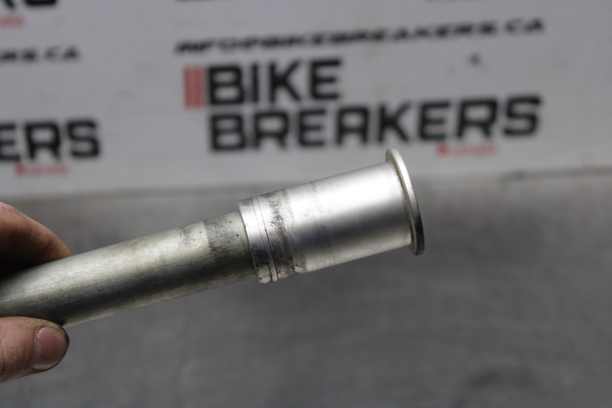 01-03 SUZUKI GSXR600 FRONT WHEEL RIM AXLE PIVOT BOLT BB841