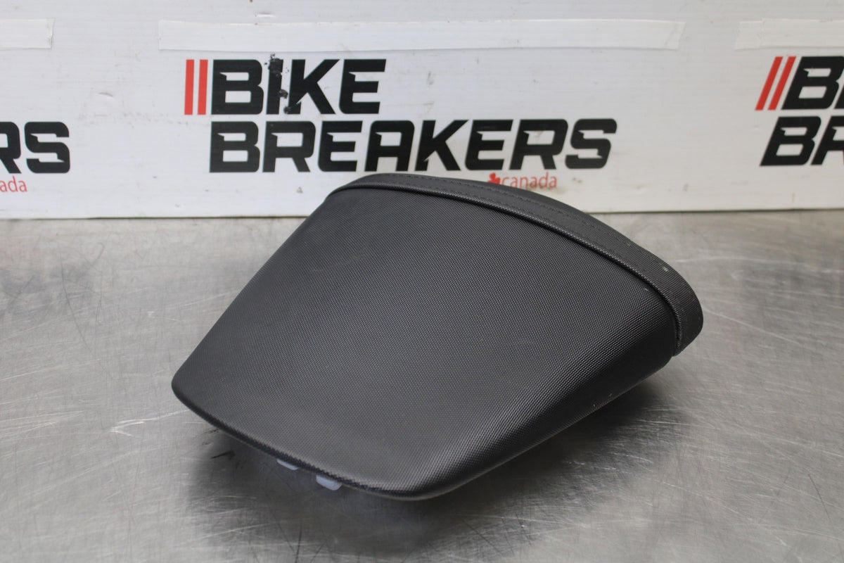 15-26 SUZUKI GSXR600 REAR BACK PASSENGER TANDEM SEAT PAD SADDLE PILLION BB888