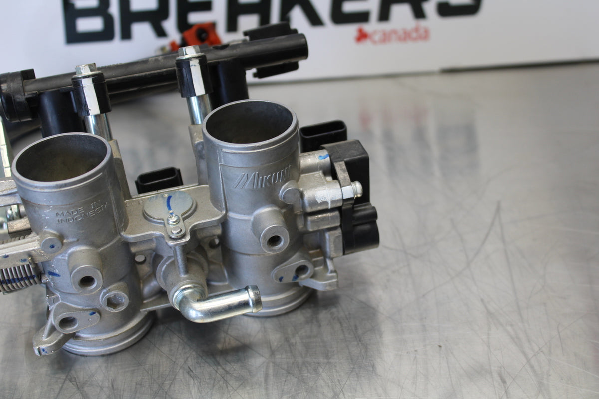 23 YAMAHA YZF R3 MAIN FUEL INJECTORS / THROTTLE BODIES BB147